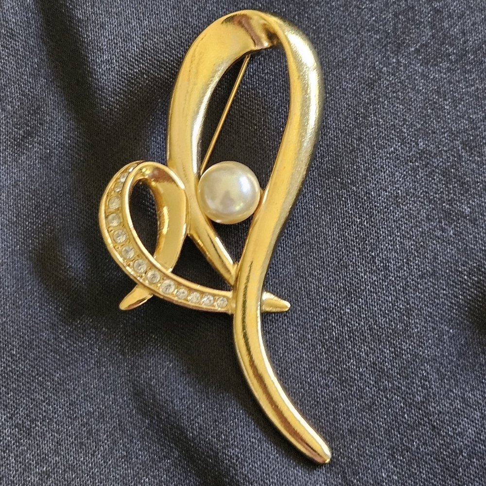 Avon Rhinestone & Faux Pearl Gold Tone Heart Brooch Pin